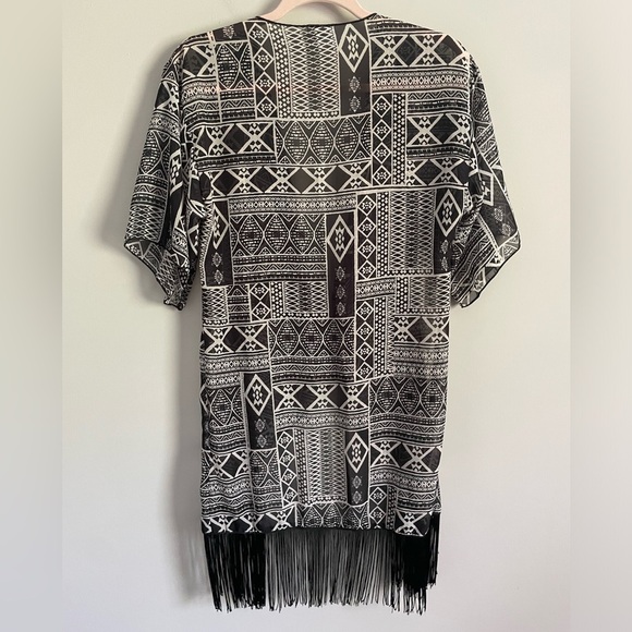 Lularoe Black and White Geometric Monroe Kimono with Black Fringe - Picture 9 of 11
